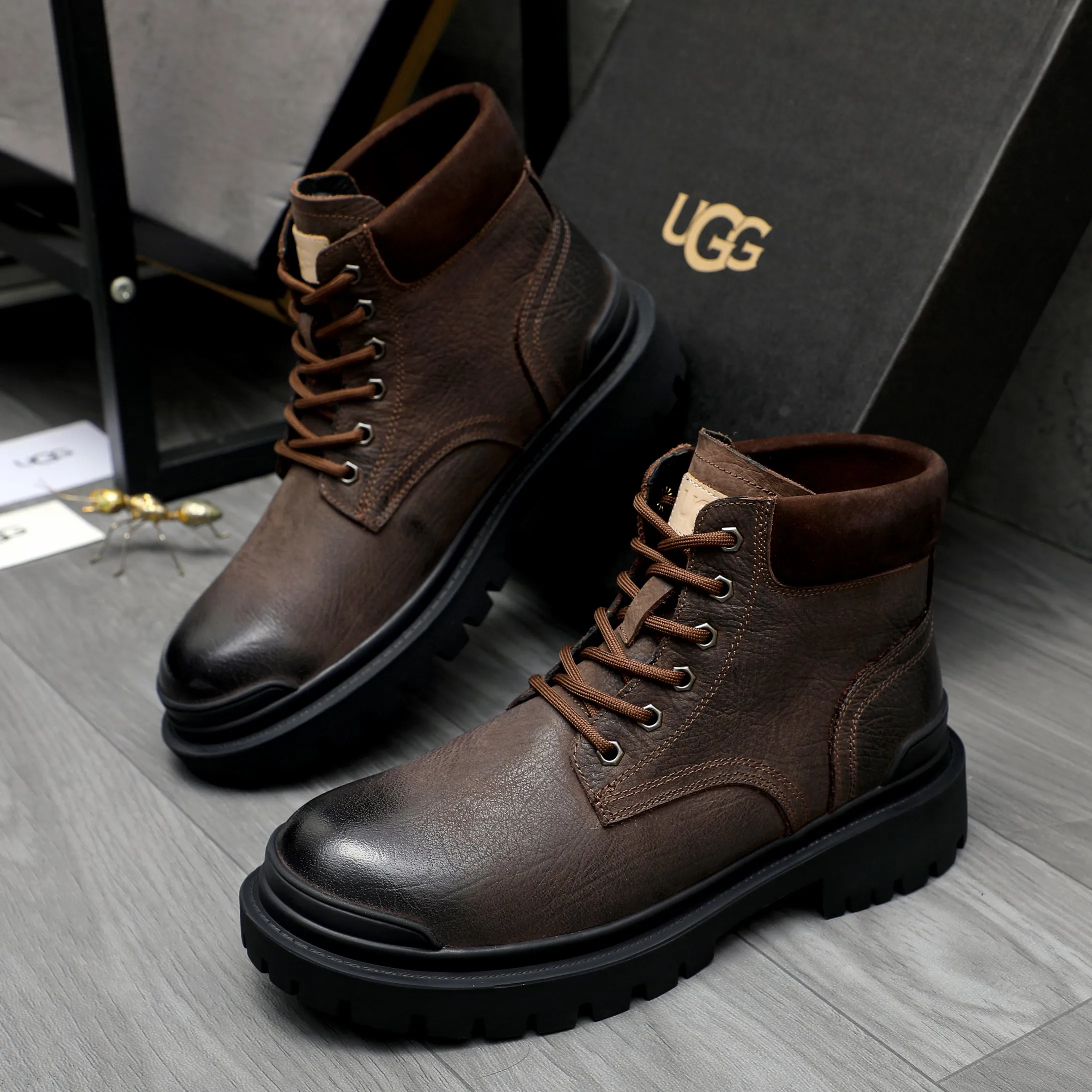 P620 Product trademark: "UGG" Gaobang men's shoes Regular size: 39-44 Product materials: Selected color-brushed cowhide upper, wool lining, original outsole
